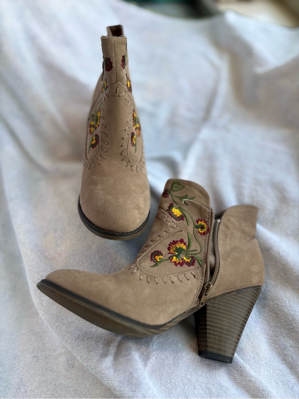 Embroidered Suede Ankle Boots - Taupe Zipper Size 9 low heel - Picture 10 of 11